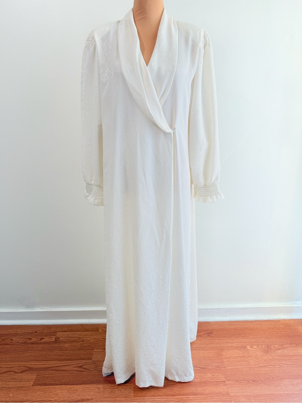 VINTAGE VALENTINO WHITE FLORAL PRINT LONG SLEEVE FLOOR LENGTH ROBE - Picture 2 of 15